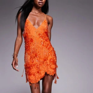 Orange glittrig kortklänning med pärlor - ASOS DESIGN - Orange, asymmetrisk miniklänning med utsmyckningar och knytband.         Slut på hemsidan!                                                      Alla lappar kvar "bara provad"  ord pris : 2129;-