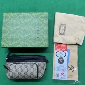 Gucci beige midjeväska med GG-mönster - Gucci midjeväska i beige canvas med klassiskt GG-mönster och svarta skinn- och textildetaljer. Väskan har dragkedja upptill, extra ficka framtill och justerbart band. Perfekt för att bära det viktigaste med stil. Kommer med originalbox, dustbag och äkthetskort.