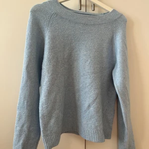 Ljusblå stickad tröja  - Ljusblå stickad tröja! Säljer då den inte kommer till användning. Lite små tussig på vissa ställen men annars bra skick 