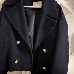  Marinblå kappa - Snygg marinblå kappa/jacka från Stradivarius med guldknappar framtill och på ärmsluten. Strl S men passar även M