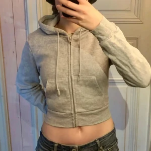 Tröja - Säljer en ljusgrå croppad hoodie från Brandy Melville. Använd ca 3 gånger 💕