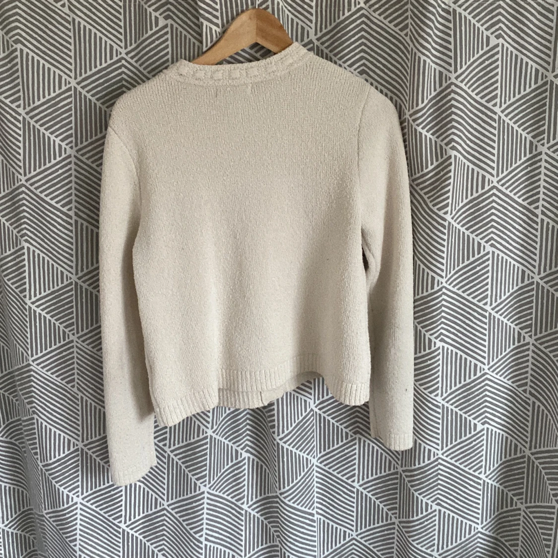 Vit  kofta med guldknappar - 3