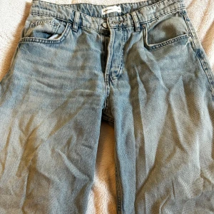 Ljusblå raka jeans från ginatircot  - Säljer ett par ljusblå jeans erfekta för dig som gillar en avslappnad och tidlös look. Den är storlek 36 jag har samma i storlek 34 också.