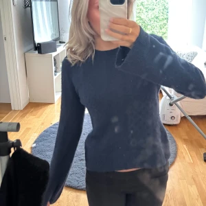 Stickad tröja - En mörkblå stickad tröja från h&m, väl använd men inga synliga effekter