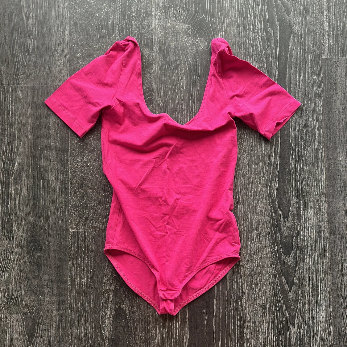 Rosa body med djup urringning