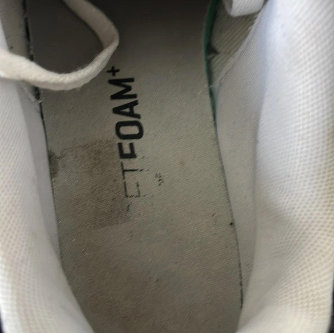 Vita Puma sneakers med svart detalj - 3