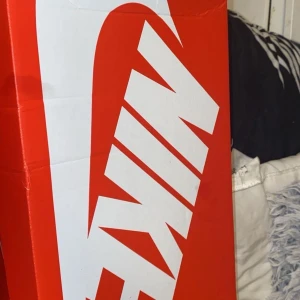 Nike Air Max sneakers vita - Säljer ett par fräscha Nike Air Max sneakers i helvitt med coola detaljer och synlig luftbubbla i sulan. Skorna har mesh- och syntetmaterial, snörning och en modern, sportig vibe. Perfekta för dig som vill sticka ut med stilrena och bekväma sneakers.