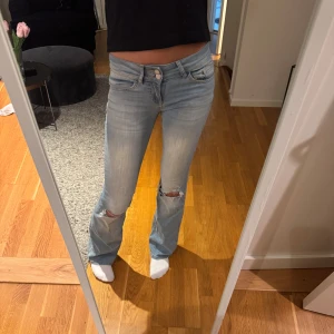 Ljusblå Nelly jeans med slitningar - Jätte fina jeans från Nelly, i storlek 32🩷 säljer för dom inte kommit till användning!