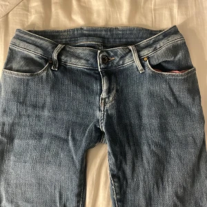 Lågmidjade straight jeans - Låga raka jeans som nästan aldrig är använda!