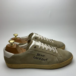 Saint Laurent skor  - Hej! Säljer nu dessa sjukt snygga ysl skor. Skorna är i toppskick!  Har ett begränsat antal boxar och dustbag! Hör gärna av dig vid frågor 