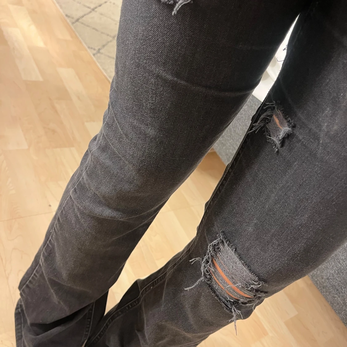 Svarta bootcut jeans med slitningar - 1
