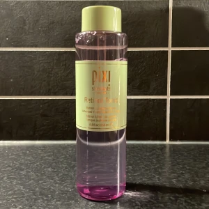 Pixi Retinol Tonic toner 250 ml - Pixi Retinol Tonic. En ansiktstoner med retinol och jasminblomma. Kommer i en genomskinlig lila plastflaska med ljusgrönt lock och etikett. Innehåller 250 ml och är perfekt för dig som vill boosta huden med retinol i din hudvårdsrutin. Flaskan är använd några gånger💕