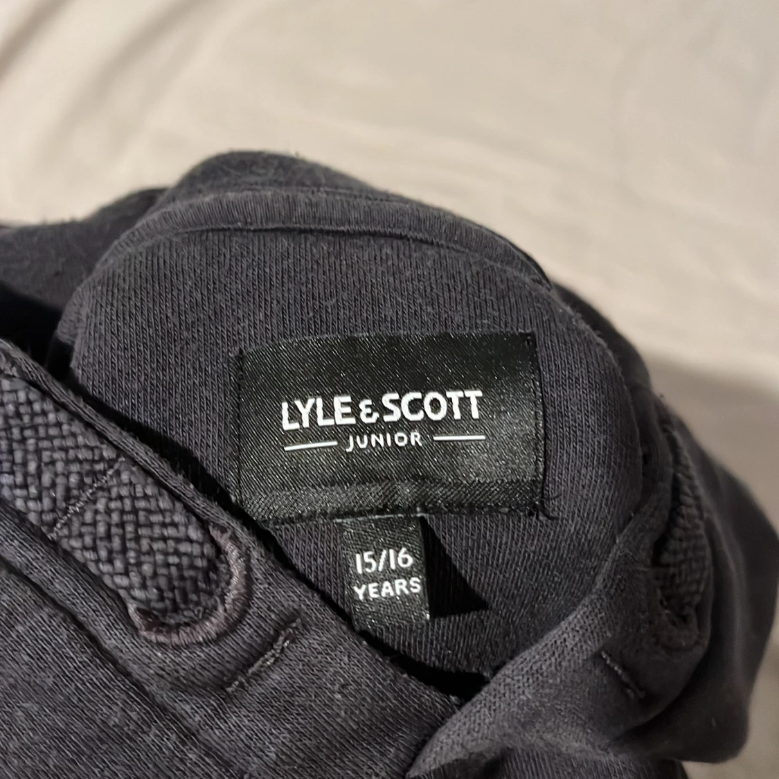 Svart hoodie från Lyle & Scott - 2