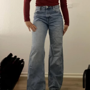 Högmidjade blå jeans - Snygga blå jeans från H&M med en klassisk straight fit. De är högmidjade. Jeansen har en knapp och dragkedja framtill samt fickor både fram och bak. De är i storlek 38 (OBS! Den är lite sönder nere "bild finns i annonsen" men inget som märks, man behöver stryka den lite eftersom den inte har varit använd på ett tag) EJ RETUR!! 💕