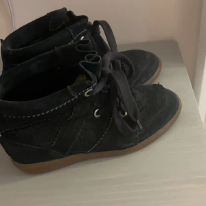 Svarta mockasneakers med snörning - Säljer dessa jätte fina Isabel Marant skor då de inte kommer till användning längre, dom har en liten defekt som visas på sista bilden, men det är inget med läget mycket märke till.