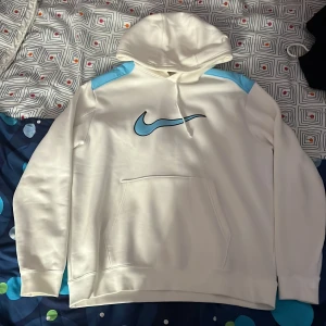 Vit och ljusblå Nike hoodie L - Helt splitter ny, storlek L passar M om man gillar lite oversized