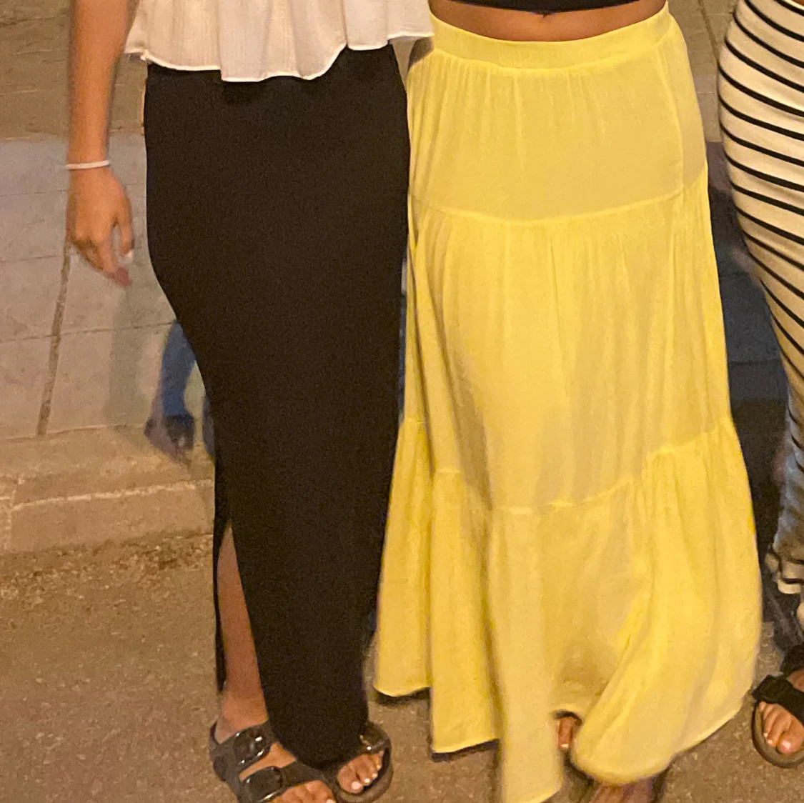 Svart långkjol med slits - 1