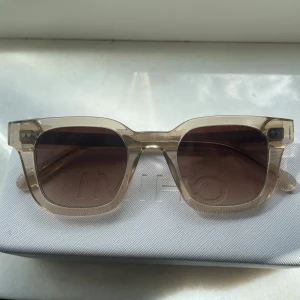 Beige CHIMI solglasögon Ecru - Snygga solglasögon från CHIMI i modellen 04 färg Ecru. De har en fyrkantig form med transparent beige båge och bruna tonade glas. Perfekt accessoar för att lyfta din stil. Kommer med originaletui, inga tydliga tecken på användning och original fodralet medkommer i priset, men priset kan såklart diskuteras❤️