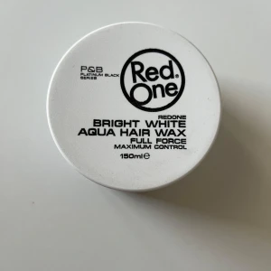 Red One Bright White Aqua Hair Wax - Red One Bright White Aqua Hair Wax, 150 ml. Ger maximal kontroll och stark stadga för håret. Vaxet är vattenbaserat och lätt att tvätta ur. Perfekt för att skapa snygga och hållbara frisyrer.