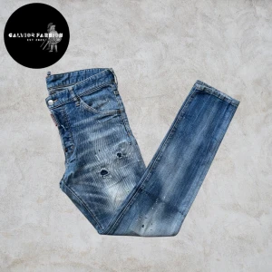 Dsquared2 jeans med slitningar - Dsquared2 jeans med slitningar, italiensk storlek 46 (motsvarar ca W30). Välsittande modell. Använd men i gott skick. Mindre spår av användning kan förekomma, men inget som stör helhetsintrycket.                                                         ~                                                                                 Nypris upp till 3499 kr, vårt pris 595 kr. Hör av dig vid frågor eller om du vill ha mått. Alla följare får rabatt så följ!