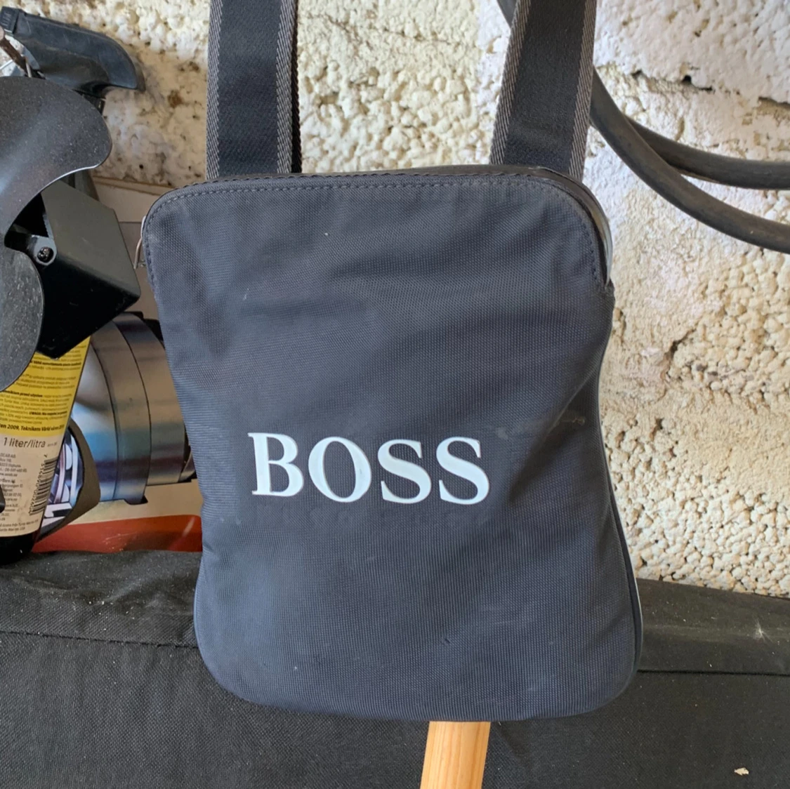 Svart axelväska från BOSS