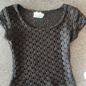 Svart hålig topp från  Back Stage - Svart topp från Back Stage med korta ärmar och rund halsringning. Perfekt till fester(priset kan diskuteras)