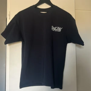 T-shirt - Säljer denna snygga t-shirt från det populära märket Notressucces. Den är helt ny! Kom privat för frågor eller intresse.