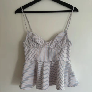 Randig peplum linnetopp med smala axelband - Jättefin Zara topp med prislappen kvar då den aldrig är använd💞