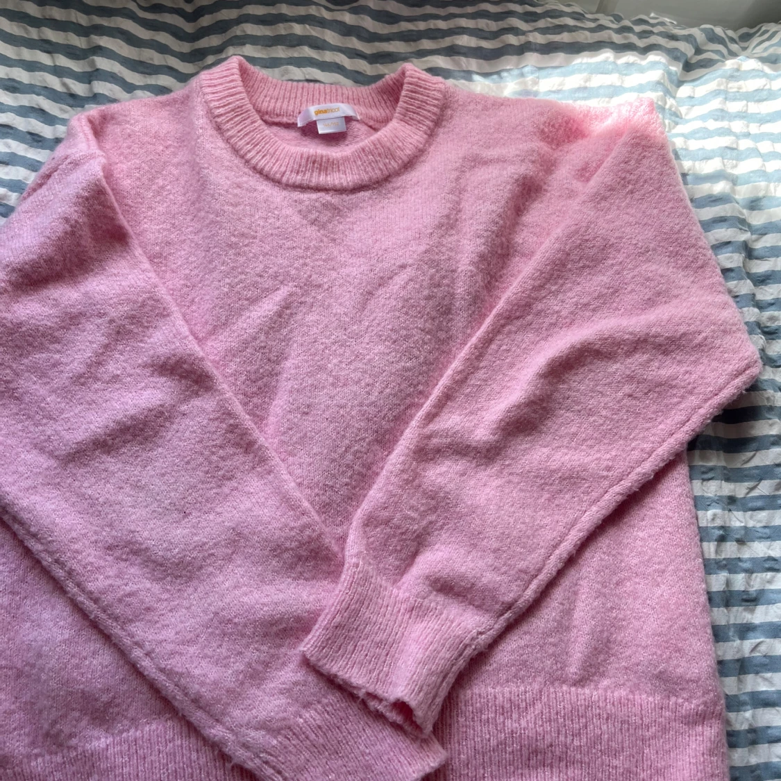 Rosa stickad tröja från Gina Tricot