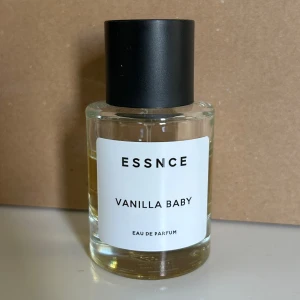 ESSNCE Vanilla Baby Eau de Parfum - 50ml ungefär 70% kvar. Perfekt för dig som gillar söta och mjuka vaniljtoner.