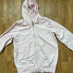 Ljusrosa tröja från lager 157. - Jättesnygg och det finns också byxorna som ni kan beställa från mig också.