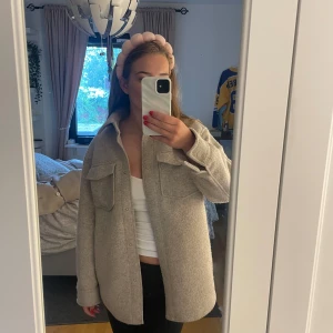 Kappa från H&M  - Säljer en beige kappa från H&M. Kappan är använd relativt mycket men i bra skick, något nopprig.