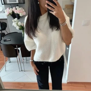 Vit stickad tröja med kort ärm - Superfin vit stickad tröja med korta, lite vidare ärmar och rund halsringning. Perfekt att styla med jeans eller kjol för en clean och fräsch look. Mjuk och skön ❤️❤️