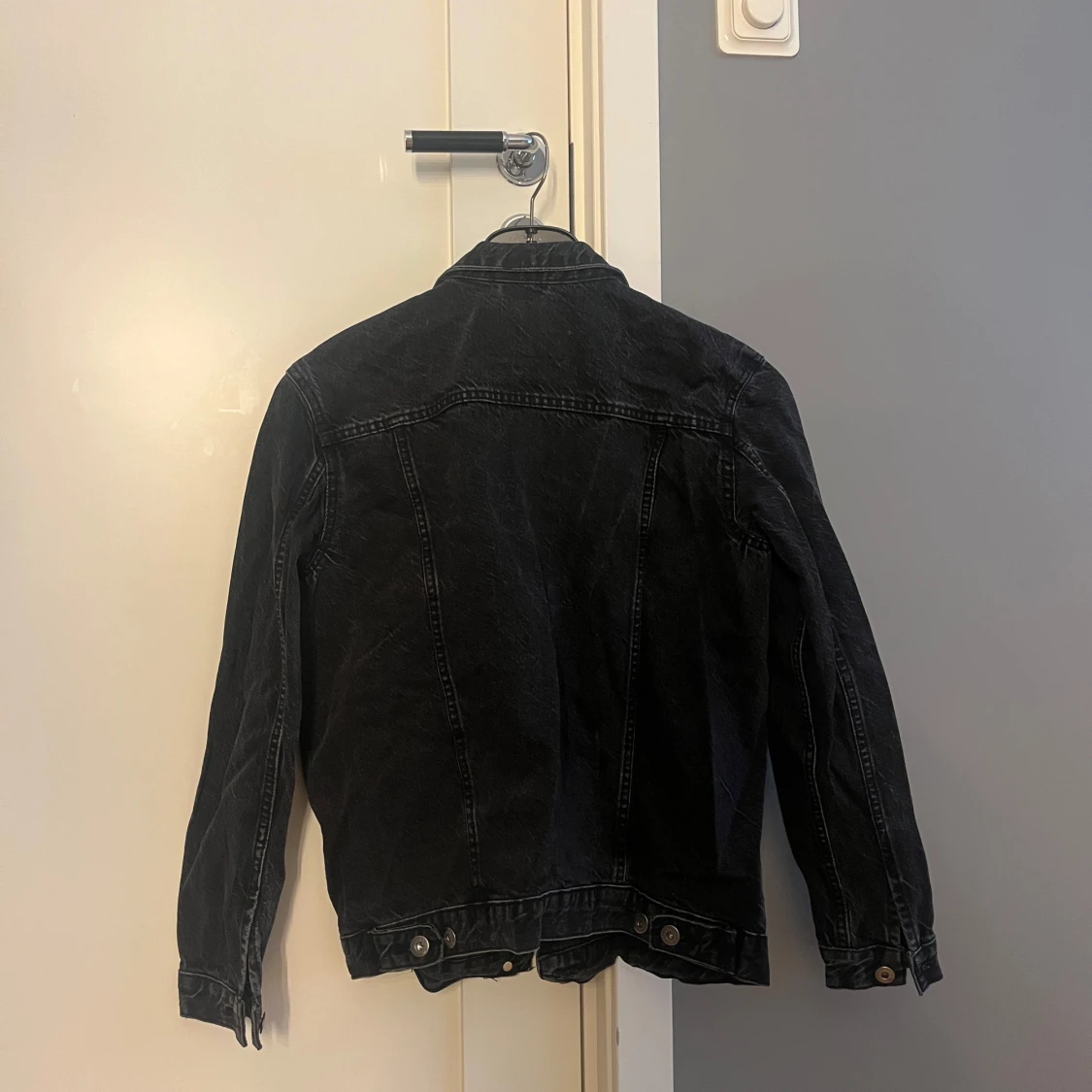 Svart jeansjacka med silvriga knappar lager 157 - 1