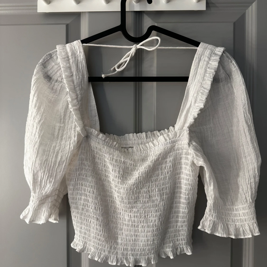 Vit topp med puffärm och volang - 2