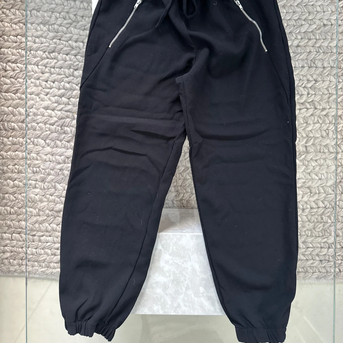 Svarta byxor med dragkedjor - 1