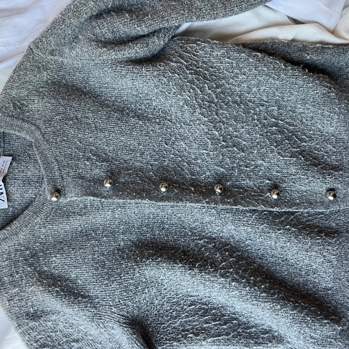 Grå kofta från Zara med pärlknappar - 1