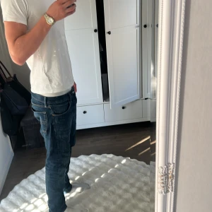 Ralph Lauren jeans - Snygga blå jeans från Polo Ralph Lauren i modellen Sullivan Slim. Klassisk femficksdesign, bruna sömmar och läderpatch bak i midjan. Jeansen har en slim passform och är tillverkade i mjukt bomullsjeans-tyg. Perfekta för en clean och stilren look.