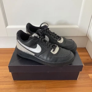 Nike Air Force 1 x 3M Sneakers - Nike Air Force sneakers i bra skick! Sparsamt använda. Storlek 43. Hämtas i Helsingborg eller skickas mot fraktkostnad. Väl mött, Adrian.