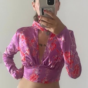 Lila blommig croppad blus med krage - Super fin topp från prettylittlething. 