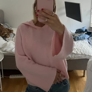 Stickad hoodie - Säljer min rosa stickade hoodie, perfekt för hösten!