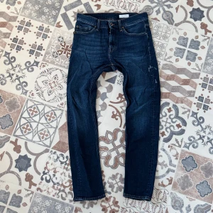 Mörkblå Tiger of sweden jeans - Säljer ett par mörkblå tiger of sweden jeans med små slitningar på vänster ben. Jeansen är i storlek 29/30. Pris diskuteras vid snabb affär!