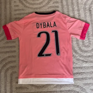 Dybala Juventus 15/16 - Replika Juventus tröja helt ny med tags med Dybala på ryggen. För fler bilder eller frågor tveka inte att skriva i dm. Fler tröjor i profilen. Se bio för tvätt anvisningar 