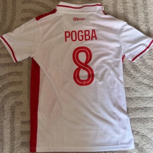 Monaco 25/26 Pogba - Replika Monaco tröja helt ny med tags med Pogba på ryggen. För fler bilder eller frågor tveka inte att skriva i dm. Fler tröjor i profilen. Se bio för tvätt anvisningar 