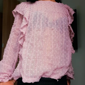  Rosa genomskinlig långarmad blus  - Rosa blusen från lindex, jag har använd den bara 1 gång så det är nästan helt ny.