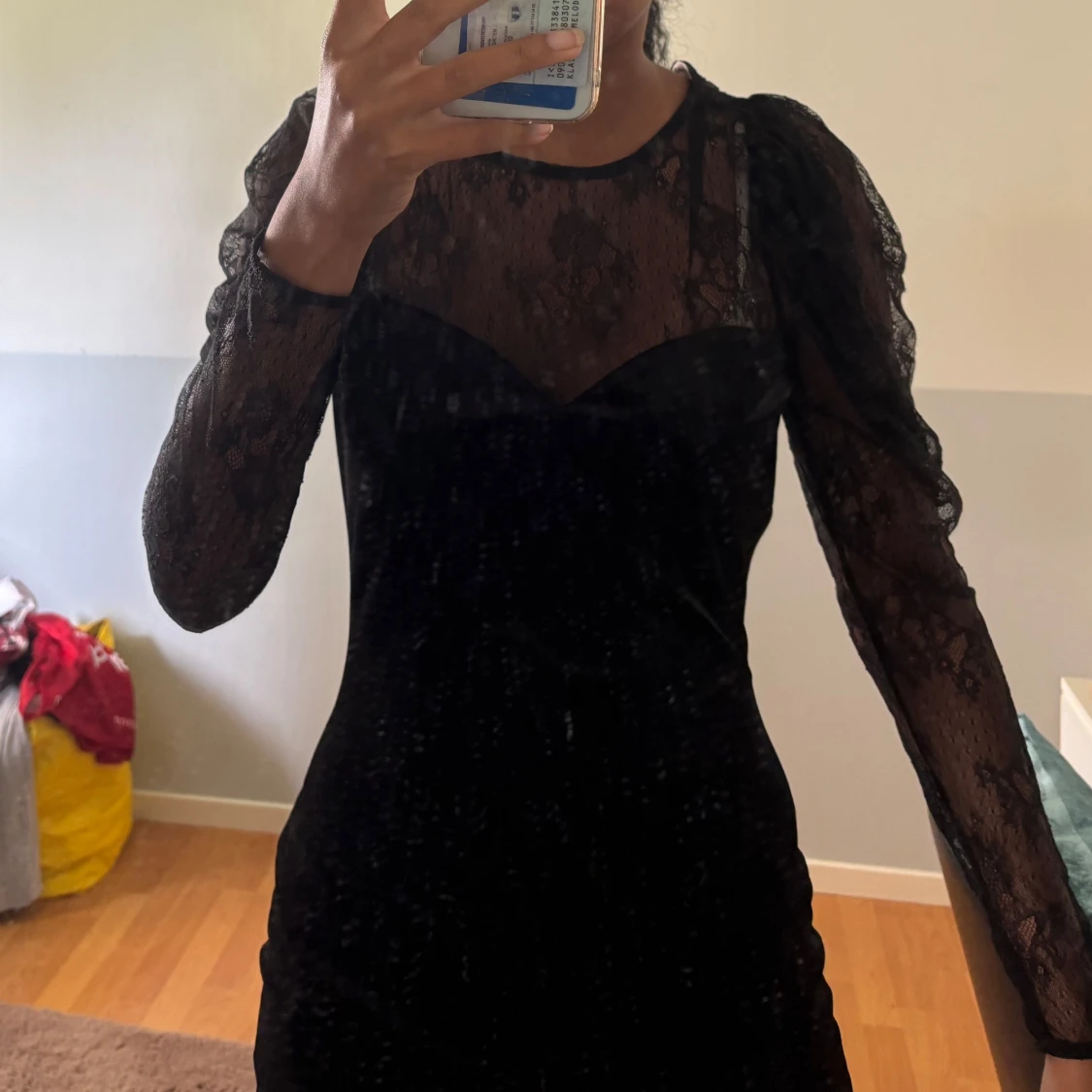 Svart spetsklänning med puffärm