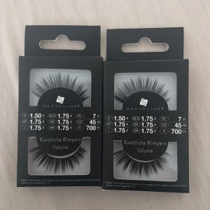 Skeyeline volymögonfransar - Två förpackningar med svarta volymögonfransar från Skeyeline. Fransarna är täta och långa för en dramatisk look. Förpackningen är svart med genomskinligt fönster som visar fransarna. Lim medföljer i varje förpackning 100kr för båda.