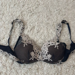 Intimissimi triangel BH (Lara)💞 - Inga defekter och använd två gånger💞 marinblå med blommor, lite push up💓 skulle säga 75B men den är större i storleken💘säljer då den är inte min storlek🫶🏻
