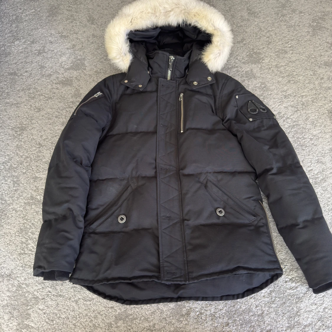 Svart dunjacka Moose Knuckles L