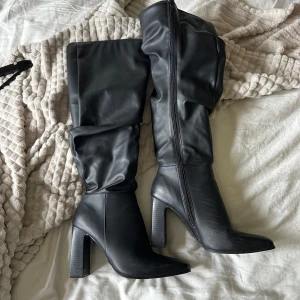 Svart boots - Svarta boots med höga klackar, lägger sig så snyggt! Små skavanker på insidan som syns på bilderna annars bra skick🩷så himla snygga nu till hösten 